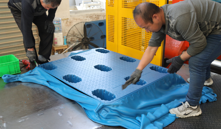 曝光！吹塑托盤生產(chǎn)廠家生產(chǎn)過程竟是如此！